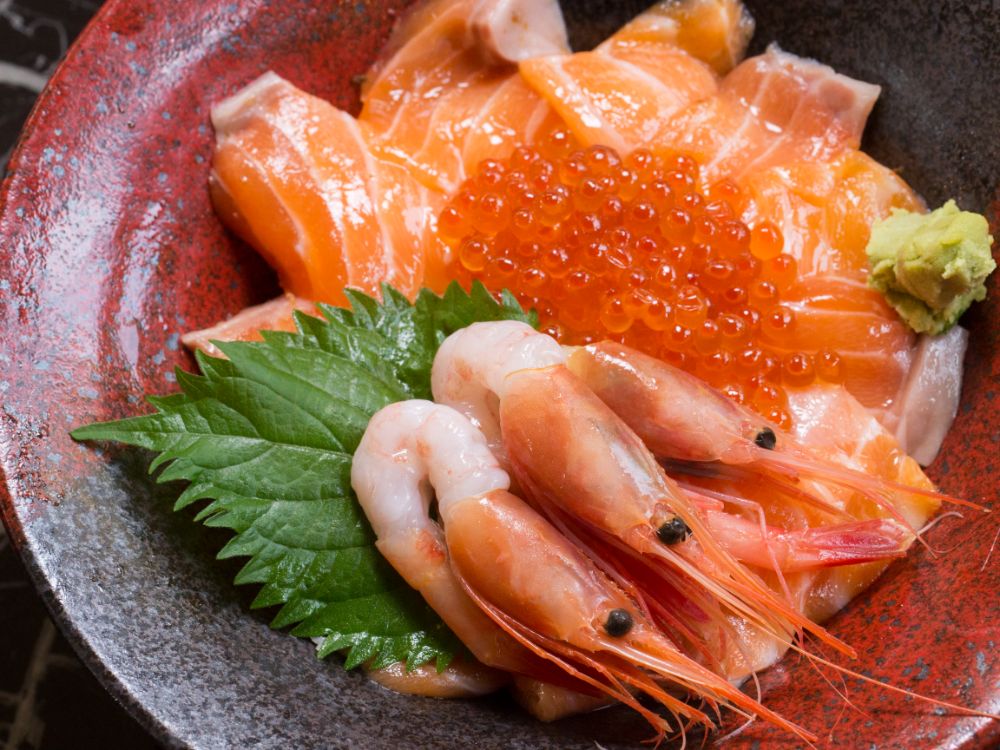 季節限定メニュー・秋鮭の親子海鮮丼